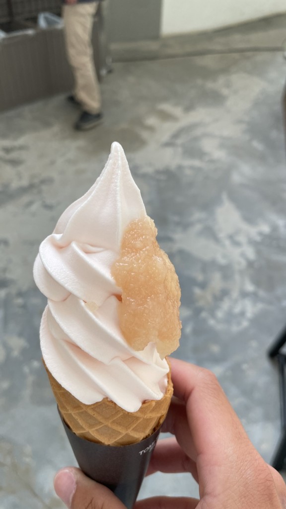 笛吹公園の桃ソフト
